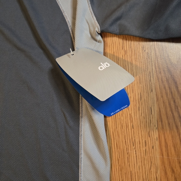 ALO Yoga Gray Short Sleeve Tee Performance Shirt - Picture 3 of 7